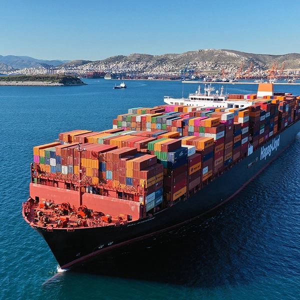 Una nave cargo esce dal porto