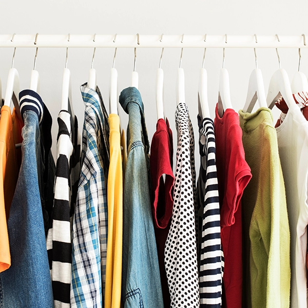 Magliette e felpe appese per GDO