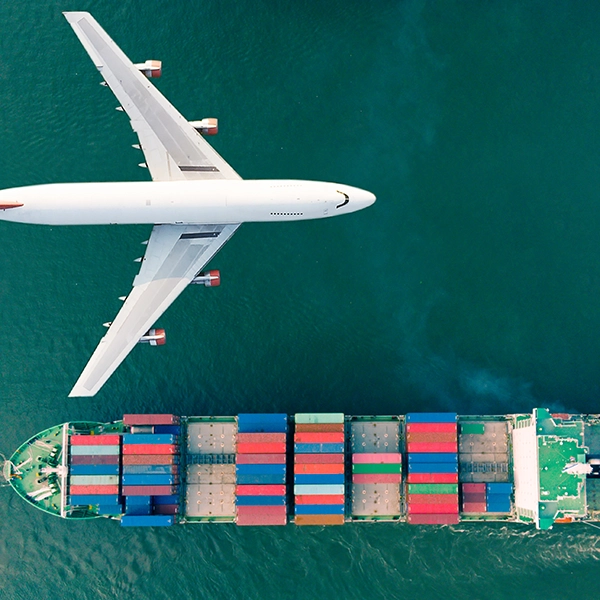 Una nave cargo e un aereo per trasporto merci