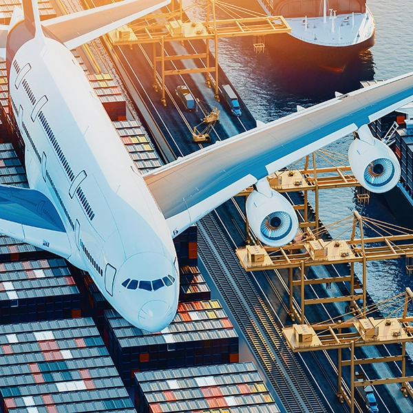 Un aereo cargo che sorvola un polo logistico