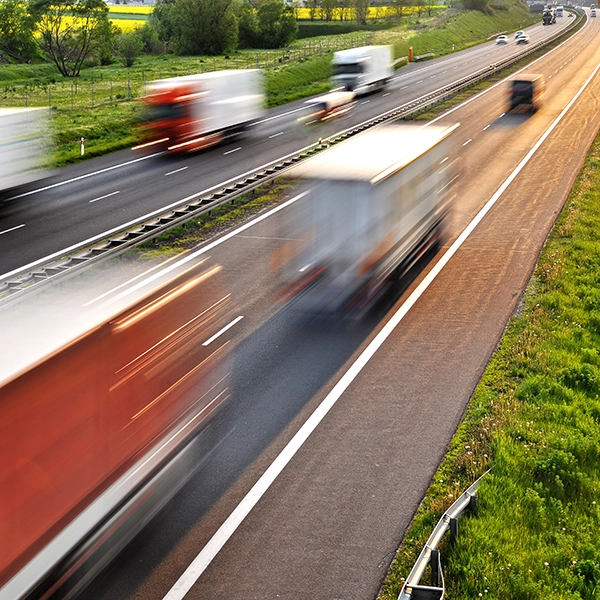 Un autostrada con camion per il trasporto di merci