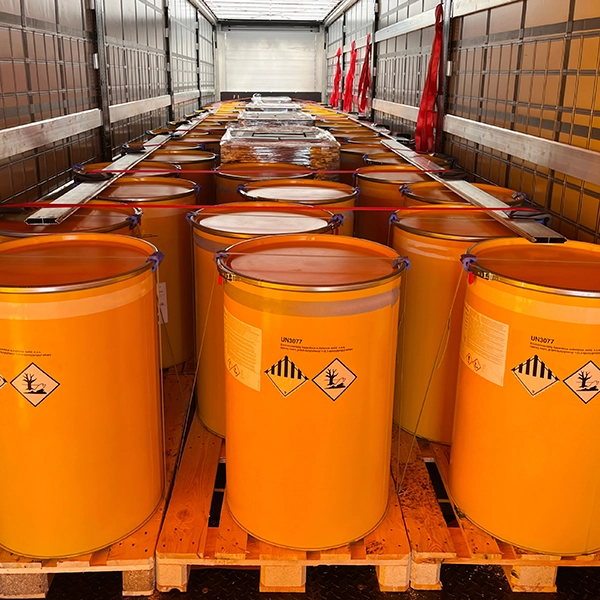 Barili di liquido pericoloso in un camion