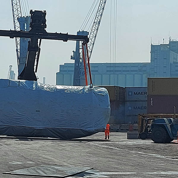 Veduta laterale di carico speciale in movimento