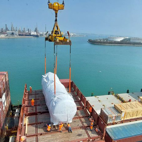 Un carico speciale viene spostato su una nave cargo