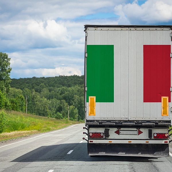 Camion sulla strada con bandiera dell’Italia
