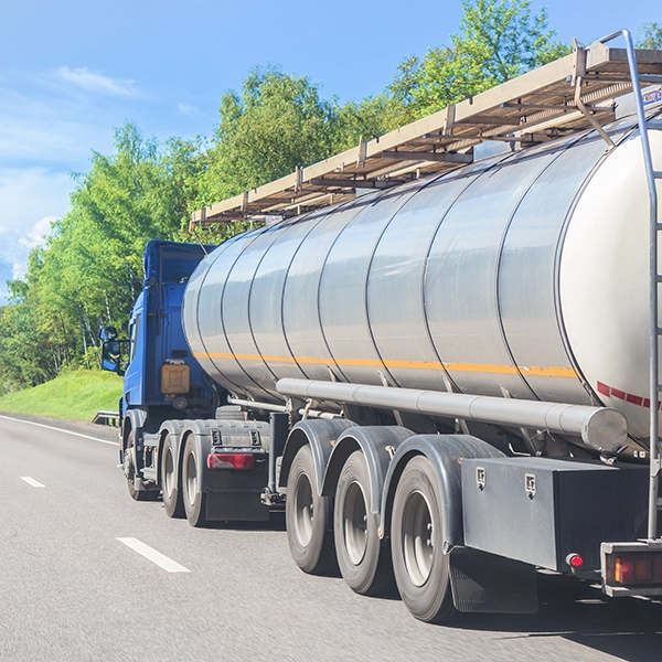 Camion adibito al trasporto di liquidi e merci pericolose