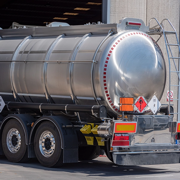 Camion con trasporto di liquido ADR in un magazzino