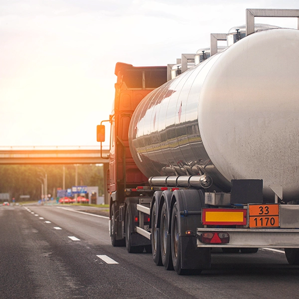 Camion che trasporta di liquidi infiammabili ADR