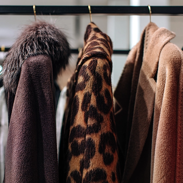 Cappotti e abiti di lusso appesi