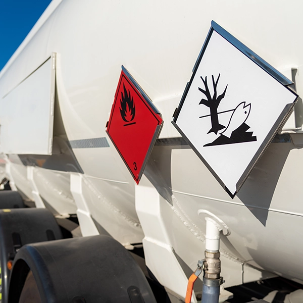 Cartelli che segnalano trasporto sostanze ADR