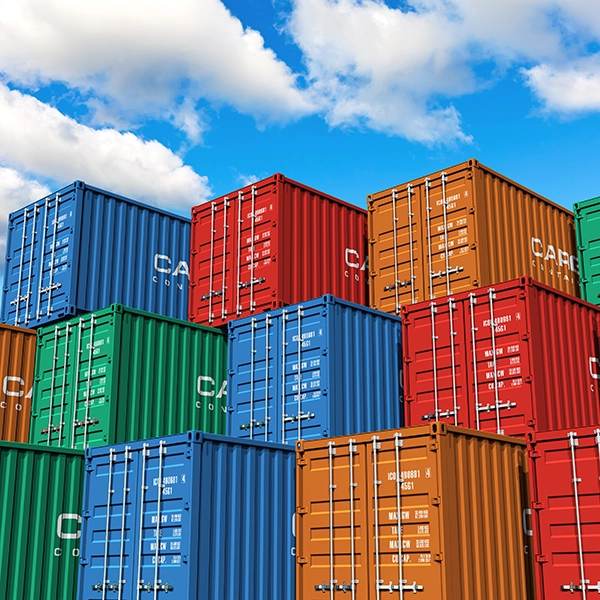 Una sezione di container di diversi colori