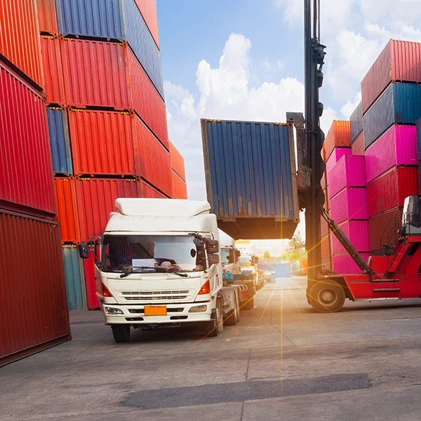 Un container viene caricato su un camion