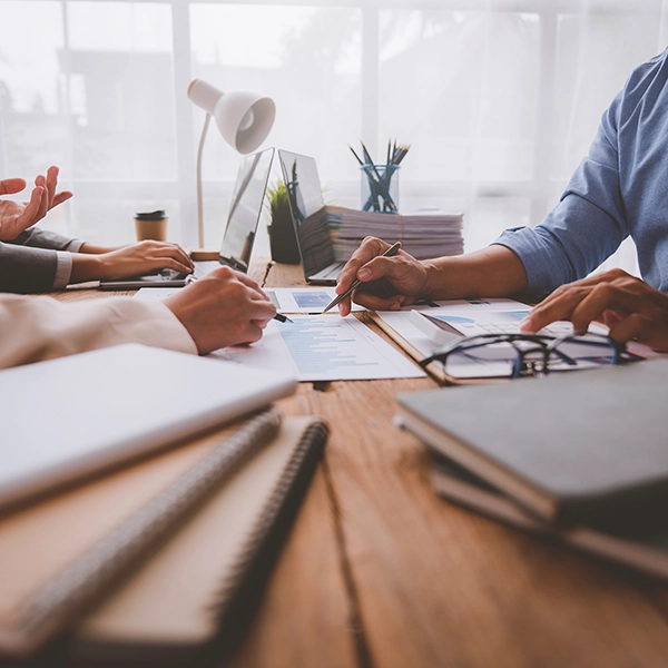 Un consulente assicurativo in ufficio con i clienti 