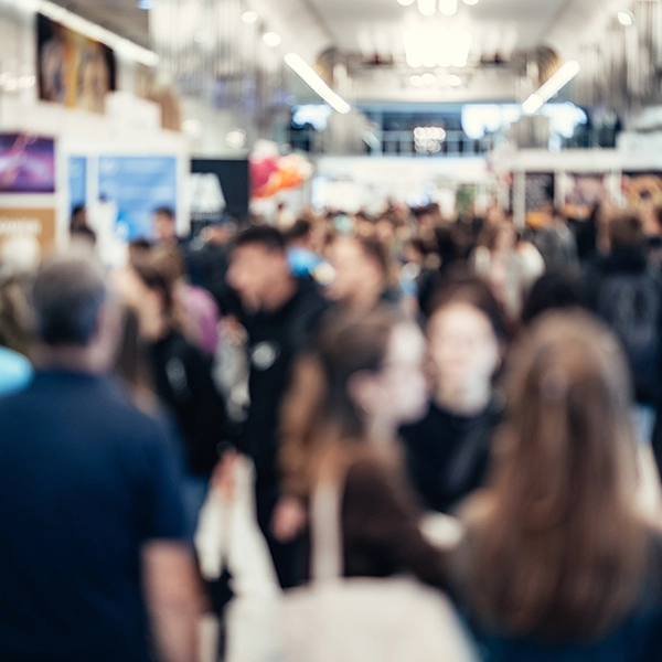 Una folla all’interno di una fiera