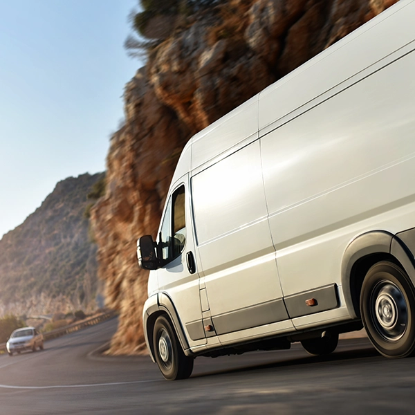Un furgone bianco su una strada locale