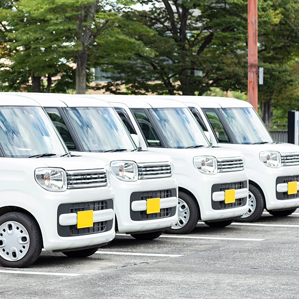 Macchine elettriche parcheggiate in ricarica