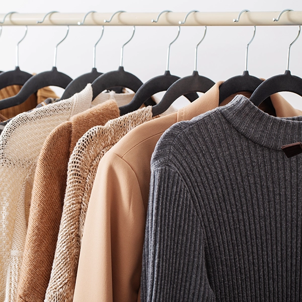 Magliette e felpe appese per GDO