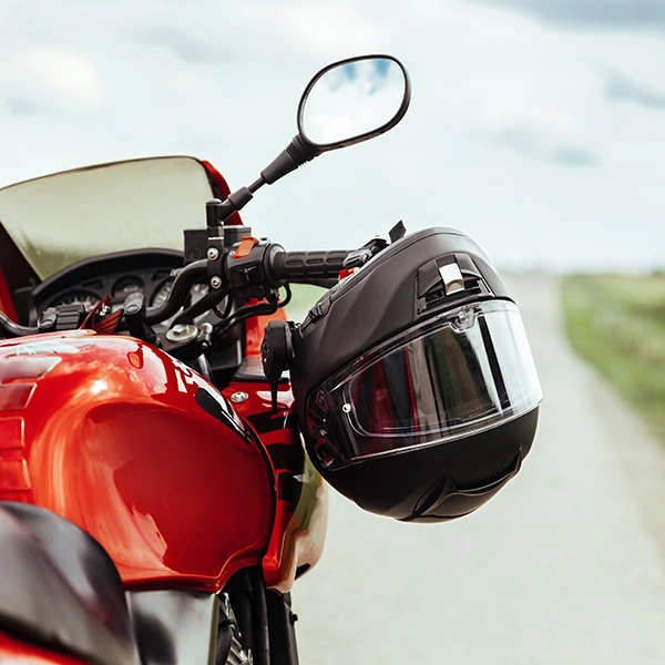 Un motocicletta parcheggiata con un casco appeso