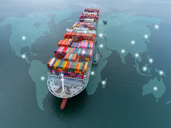 Nave cargo per spedizioni internazionali con globo sullo sfondo