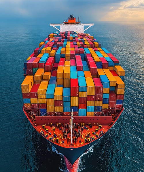 Una nave cargo con container di vari colori