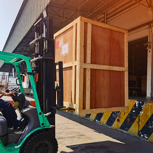 Un operatore utilizza un transpallet per sollevare una cassa