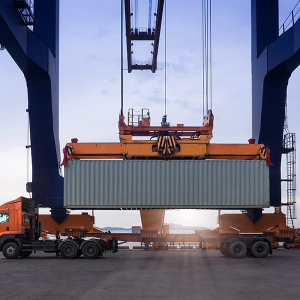 Posizionamento di un container sopra un camion