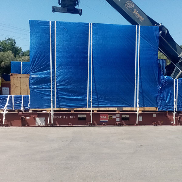 Project cargo coperto da teloni protettivi 