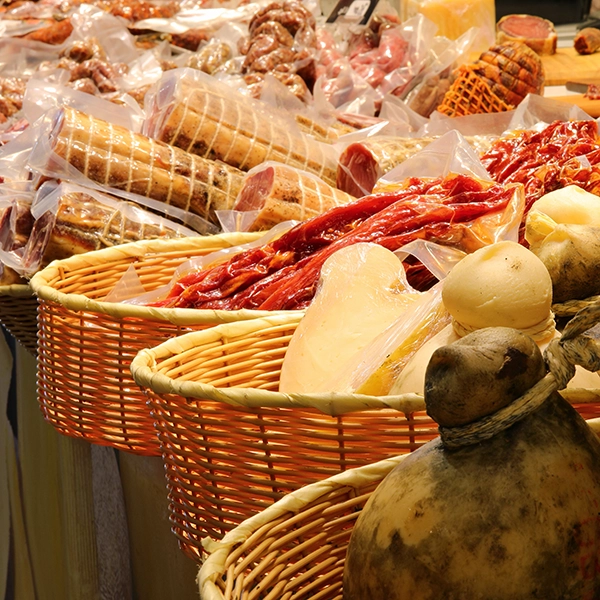 Salumi e formaggi locali in vendita