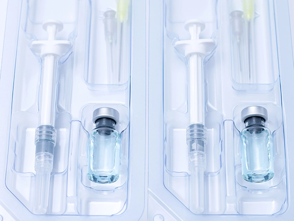 Siringhe e strumenti medicali in packaging di plastica