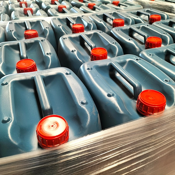 Taniche di olio o altro materiale pronti per la spedizione