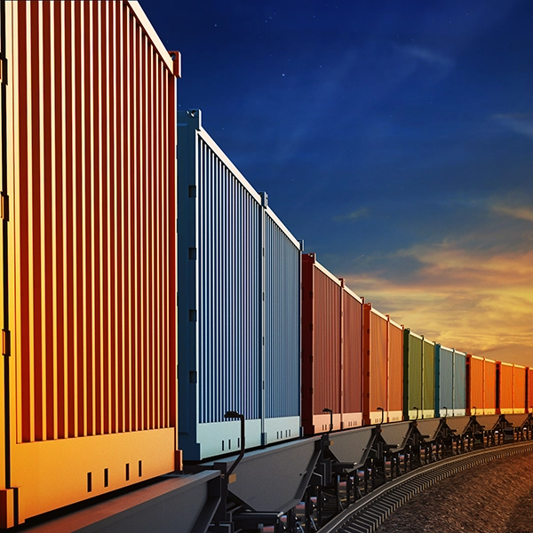 Un treno con container cargo in viaggio