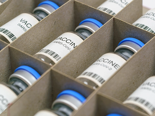 Una scatola che contiene ampolle con vaccino