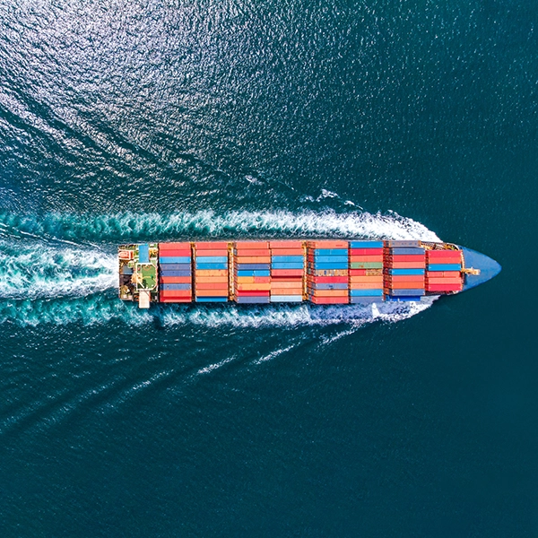 Una navale container in mare vista dall’alto 