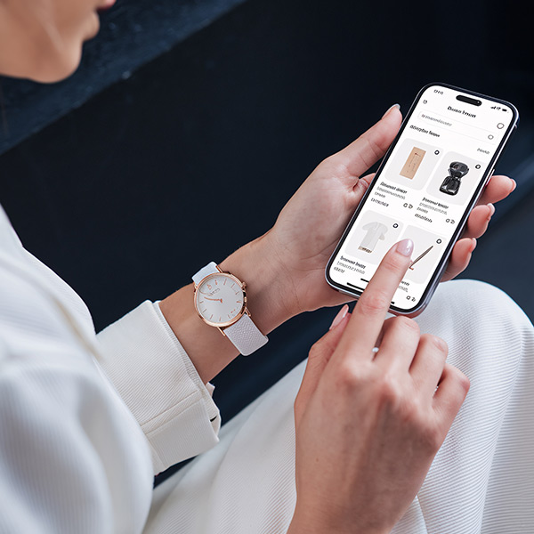 Una cliente visita un e-commerce di abbigliamento